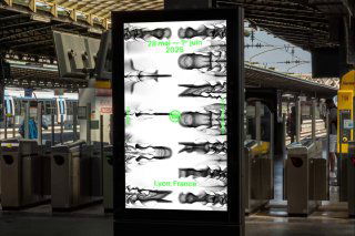 Постер фестиваля в общественном пространстве: чёрно‑белая флюидная графика, белые частицоподобные формы и акценты неонового зелёного логотипа Nuits Sonores.