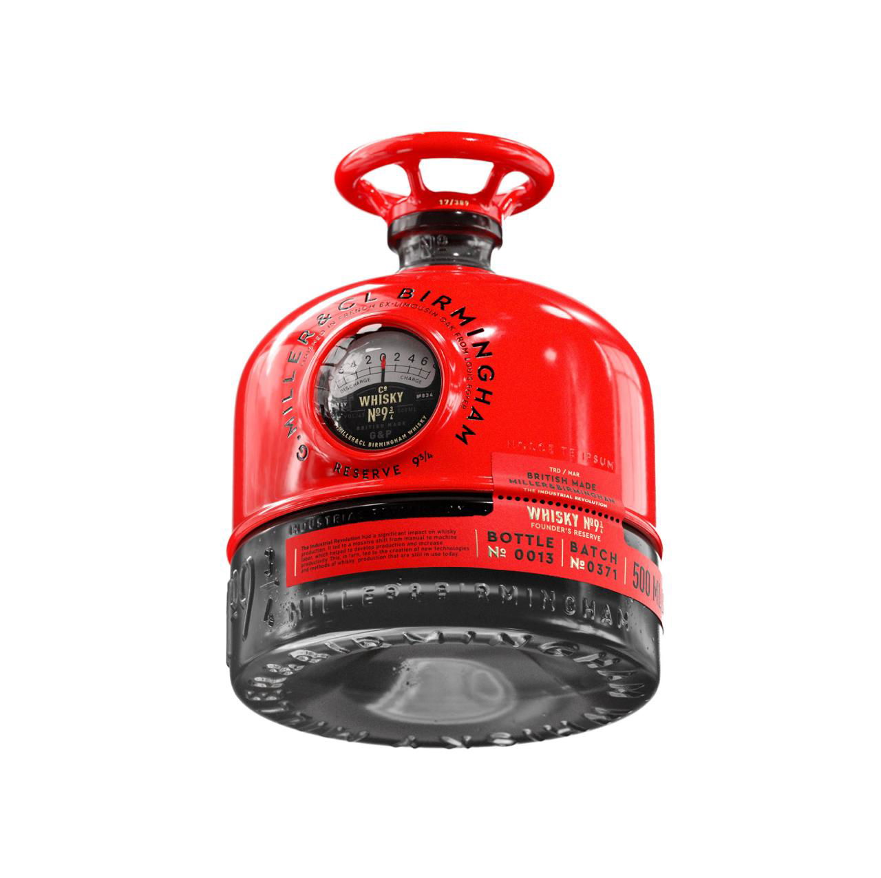 Красная бутылка-«баллон» крупным планом на белом фоне; гладкая лаковая поверхность, рельефная нижняя часть из стекла и идентичный манометр в центре.