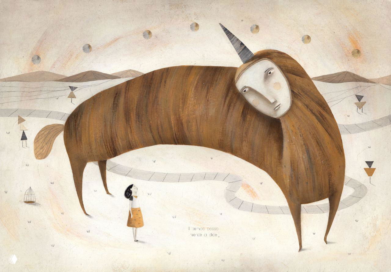 Большая фигура-унитаз с рогом и маленькая девочка на фоне волнообразного пейзажа: сочетание реального и фантазийного в мягкой колоритной гамме.