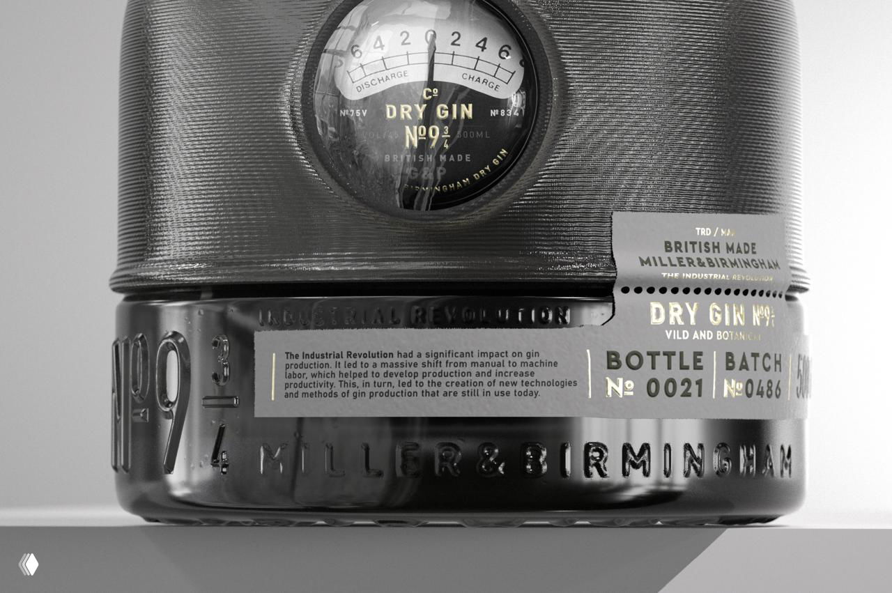 Фрагмент бутылки со вставкой этикетки и рельефным дном, на котором видна слепая тиснёная надпись и небольшой блок пояснительного текста о промышленной революции.