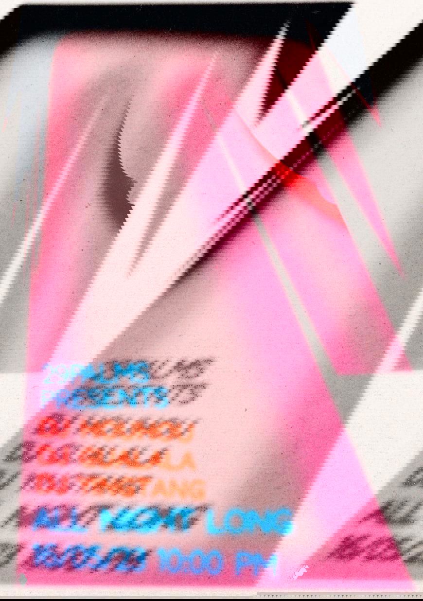 Размытый розово-фиолетовый постер с текстом и датой мероприятия; эффект аэрографии и приглушенные неоновые оттенки формируют клубную атмосферу.