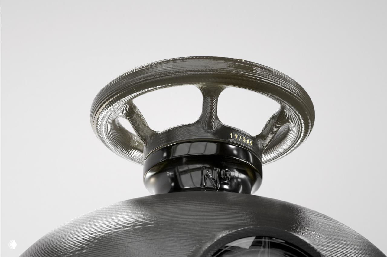 Крупный план вращающейся ручки-клапана на горловине бутылки с видимыми слоями 3D-печати и нумерацией партии; подчёркнута индустриальная эстетика изделия.