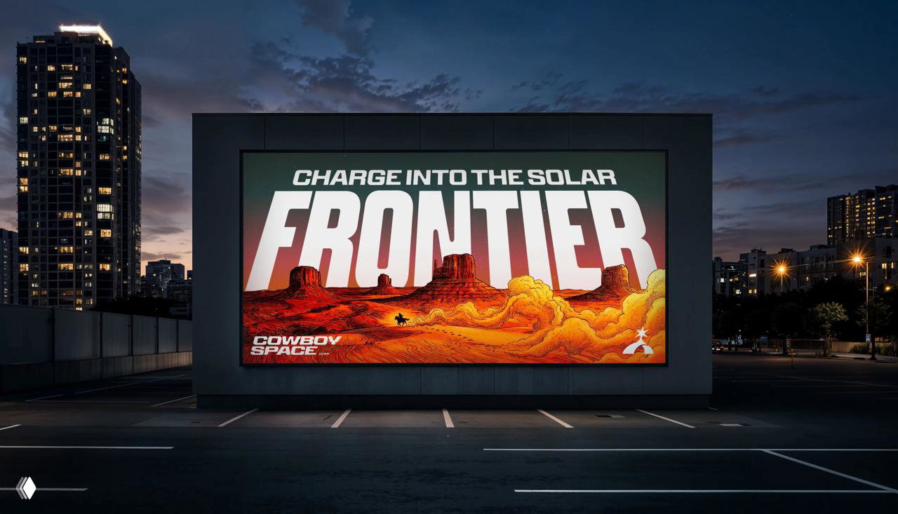 Ночной билборд с иллюстрацией "FRONTIER": оранжево‑красный пустынный пейзаж, крупный заголовок и логотип Cowboy Space как реклама солнечной энергии.