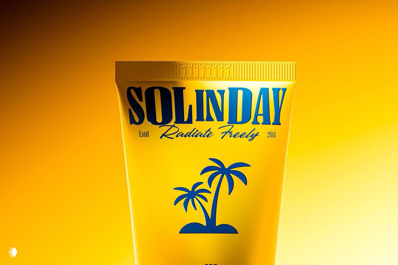 Фрагмент упаковки Solinday с фокусом на текстовой блок и слоган «BROAD SPECTRUM / DAILY DEFENSE» на жёлтом фоне.