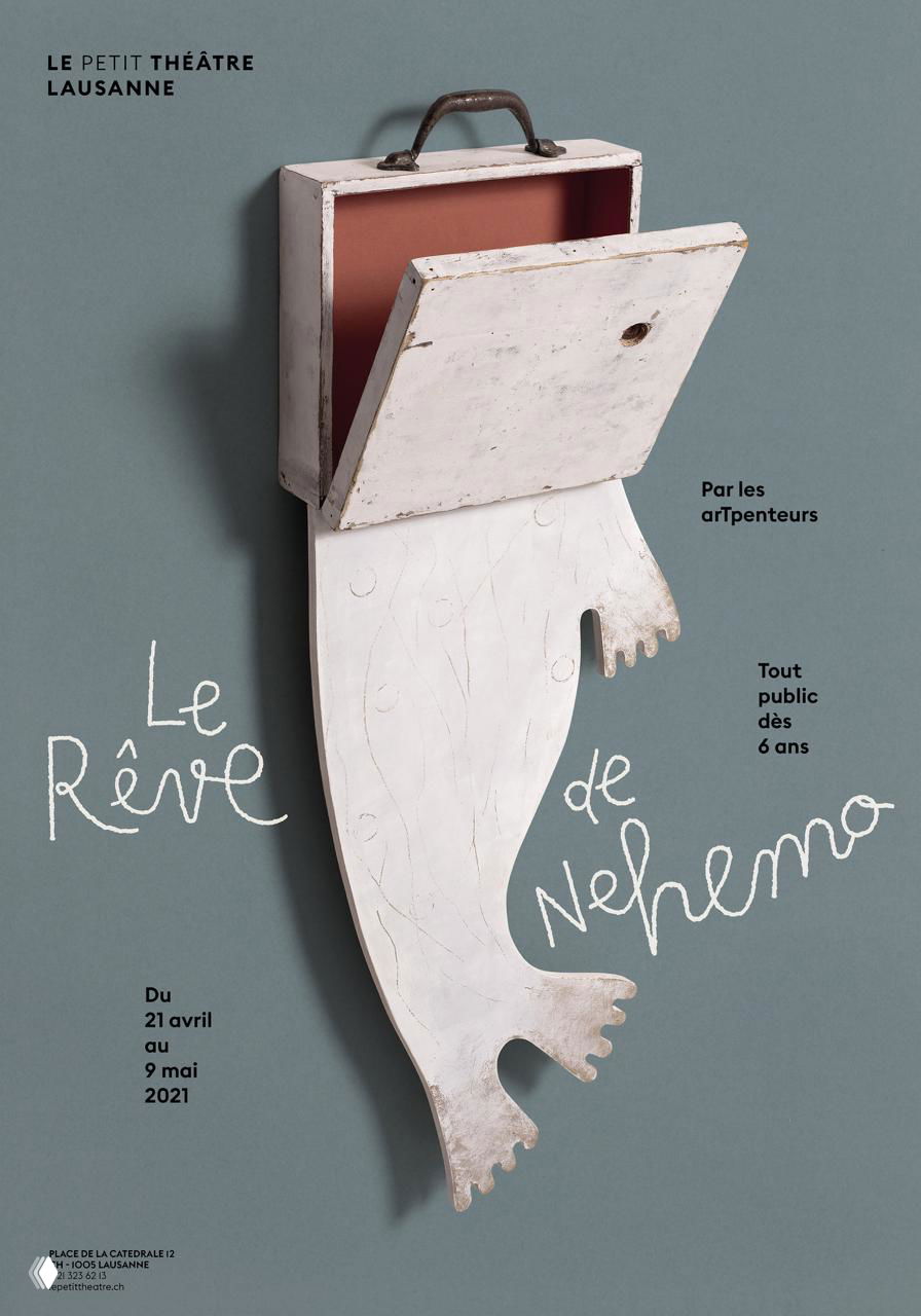 Плакат‑иллюстрация: деревянный ящик с вылезающей фигурой‑рыбой, пастельный фон и рукописный заголовок фильма внизу композиции.