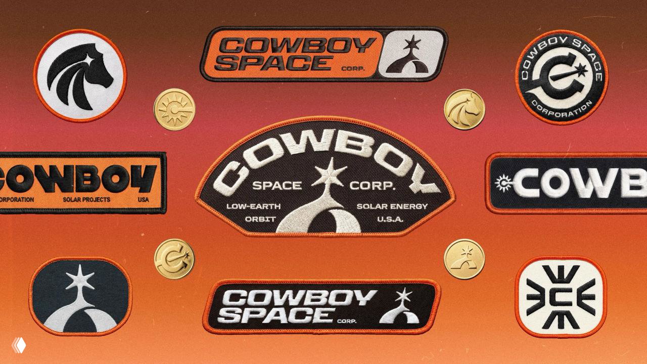 Набор нашивок и значков Cowboy Space на градиентном оранжевом фоне: разные формы логотипа, эмблемы и жетоны как части айдентики и мерча.