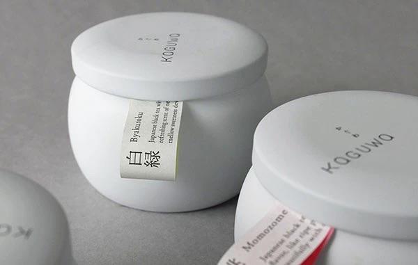 Крупный план нескольких круглых белых банок с бирочками; видно тонкую типографику и метки, подчёркивающие натуральность продукта