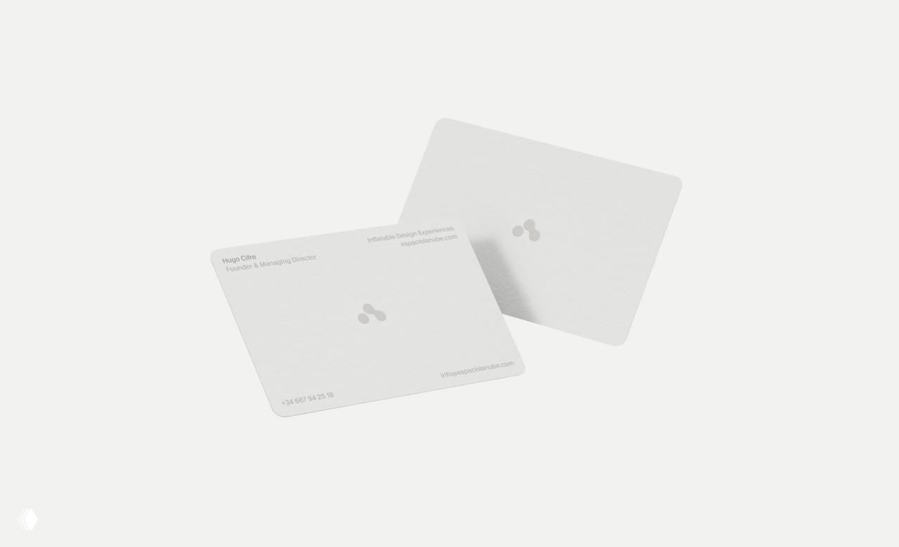 Фотографии визиток и бланков в минималистичной бумажной текстуре белого тона с едва заметным логотипом Nube и аккуратной типографикой.