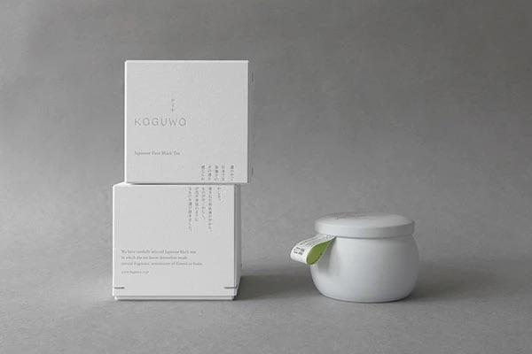 Коробки и банка Kaguwa рядом: упаковка продукта и коробочная версия показывают согласованный минималистичный дизайн и шрифтовые решения