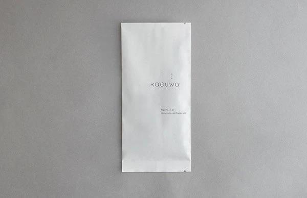 Узкий пакет чая Kaguwa с минимальным принтом и логотипом, показывающий компактную упаковку для продажи в сети