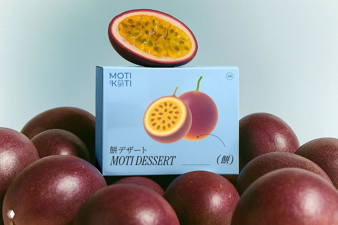 Голубая коробка MOTI DESSERT с изображением маракуйи на фоне множества тёмно-бордовых плодов; минималистичная графика и чистый фон