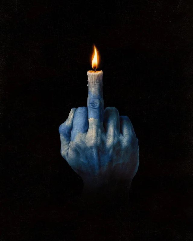 Синяя рука с зажжённой свечой на среднем пальце на тёмном фоне — ироничный и мрачный сюрреалистический образ в коллаже художника.