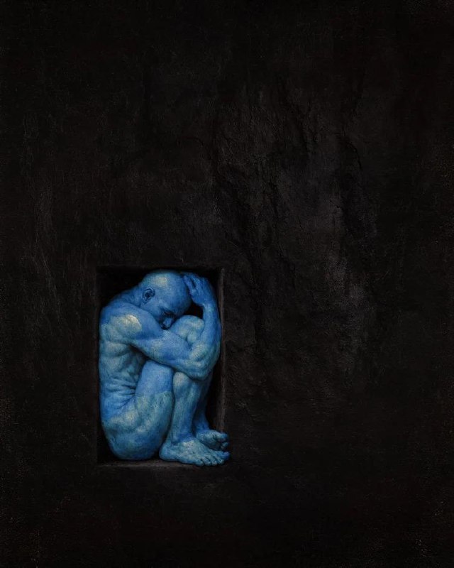 Скрученная синяя фигура в нише, текстура облаков покрывает тело на фоновой чёрной поверхности — ощущение изоляции и меланхолии.