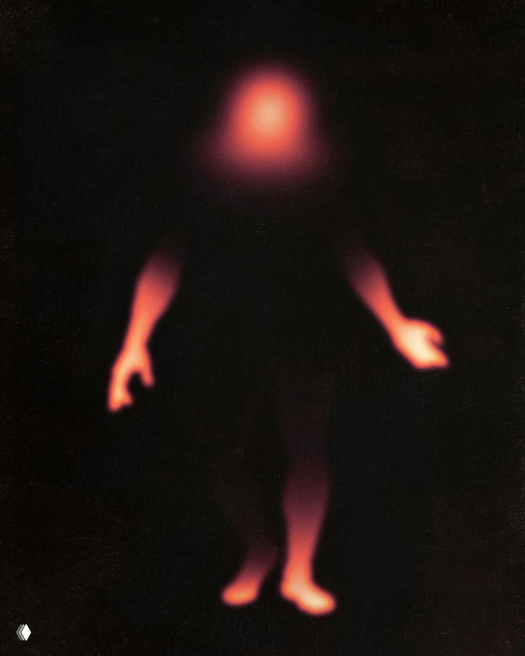 Размытая силуэтная фигура-пламя на чёрном фоне; яркие оранжево-красные акценты создают абстрактный и атмосферный образ.