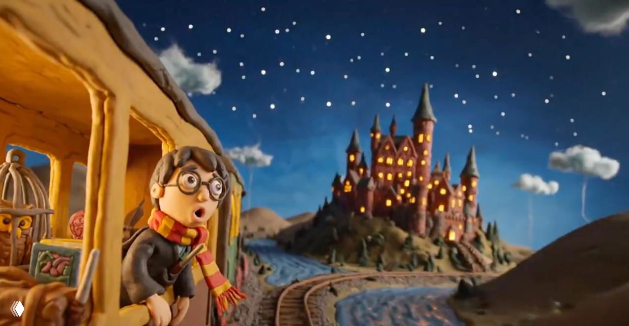 Пластилиновая анимация: персонаж в шарфе и поезд на фоне сказочного замка под звёздным небом, детализированный сюжетный кадр как пример промта для анимации.