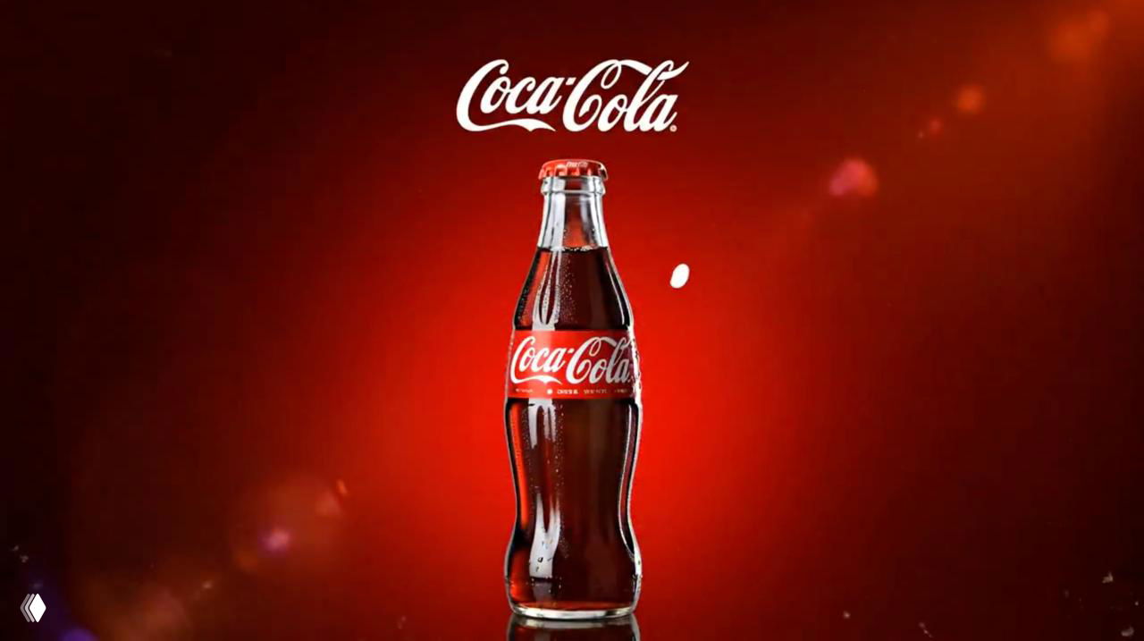 Коммерческий кадр: бутылка Coca-Cola на насыщенном красном фоне с подсветкой и брендингом — пример промта для генерации рекламных визуалов с товаром.