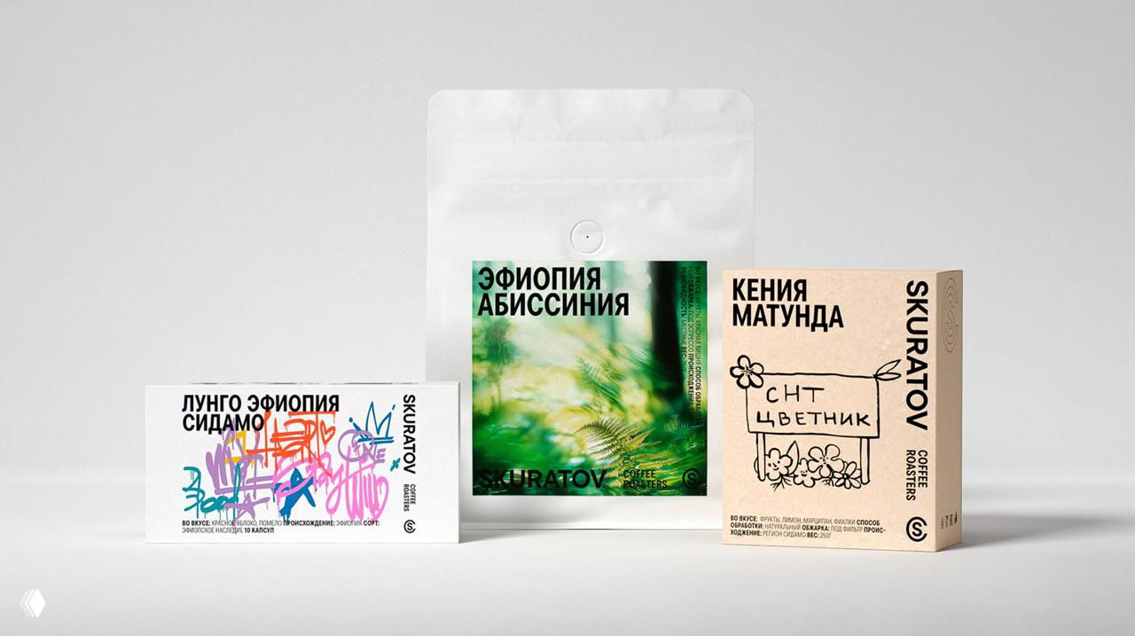 Интерьер кофейни с баристой за стойкой, большим меню и фирменной вывеской SKURATOV на черном табло над кассой и витриной с выпечкой.