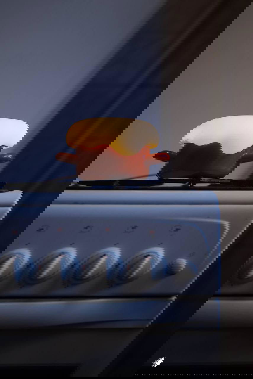 Кастрюлька с расплавляющейся светящейся крышкой на плите, сцена как художественный объект с тёплым рассеянным светом