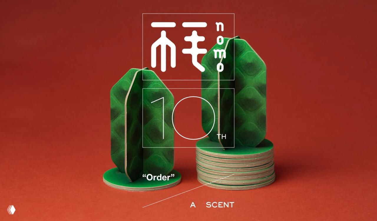 Крупный план зелёных бархатистых модулей диффузора на красном фоне с наложенной сеткой и логотипом nomo creative, акцент на текстуре картона.