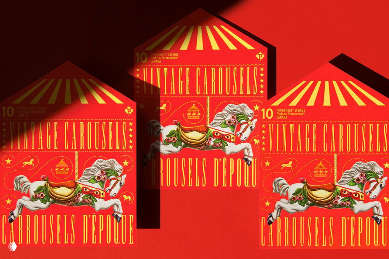 Детальный кадр нескольких обложек с крупными иллюстрациями скачущих лошадей и удлинённой декоративной типографикой по краям.