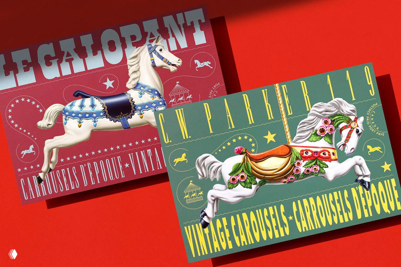 Крупный вид карточек упаковки с изображениями белых и цветных лошадей, декоративные элементы и винтажные узоры на красном фоне.