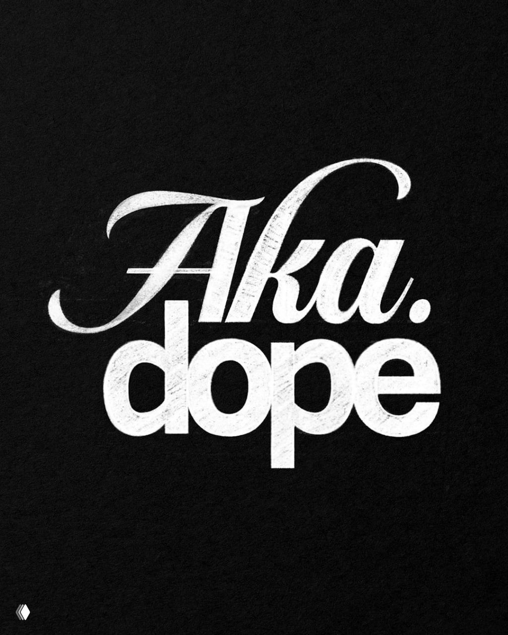 Контрастный чёрно‑белый логотип «Aka.dope»: крупные буквы и мазковая текстура, минималистичная композиция на тёмном фоне.