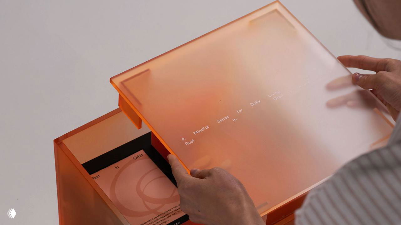 Крупный кадр открытия крышки‑подноса: рука приподнимает матовую панель, под ней видны карточки, керамика и аккуратная внутренняя компоновка набора.