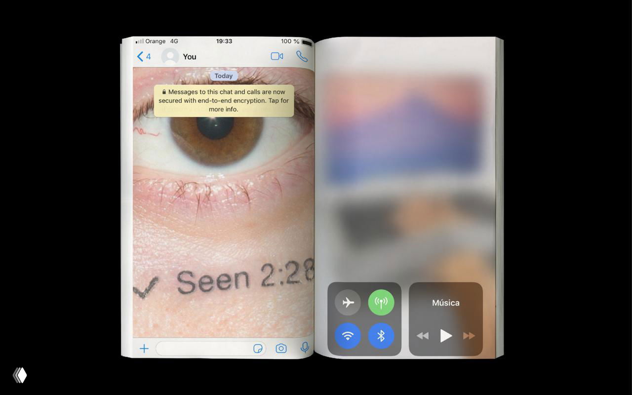 Крупный план страницы с фрагментом глаза и отметкой «Seen 2:28», рядом размытый интерфейс панели управления iOS — метафоры наблюдения и статусов прочтения.