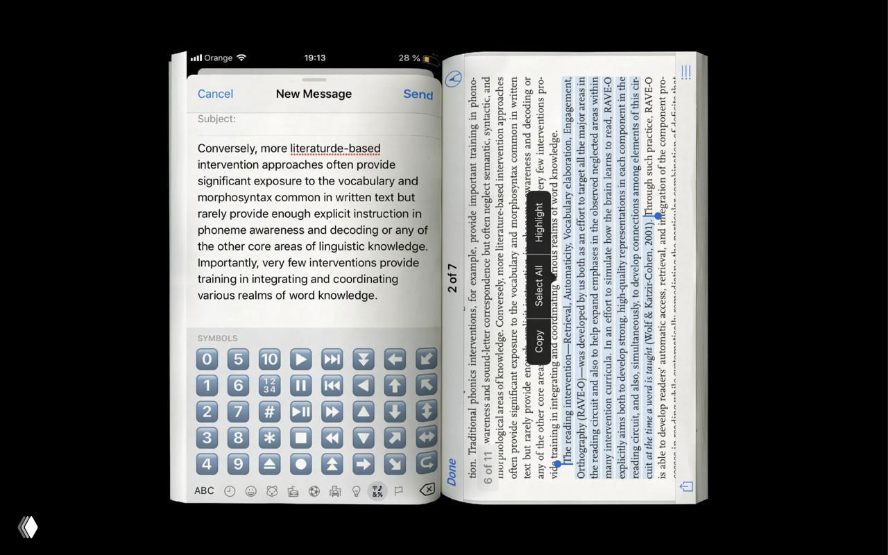 Разворот с клавиатурой и длинным блоком текста, справа страница с выделенным цитированием и иконками навигации — сочетание чтения и интерфейса.