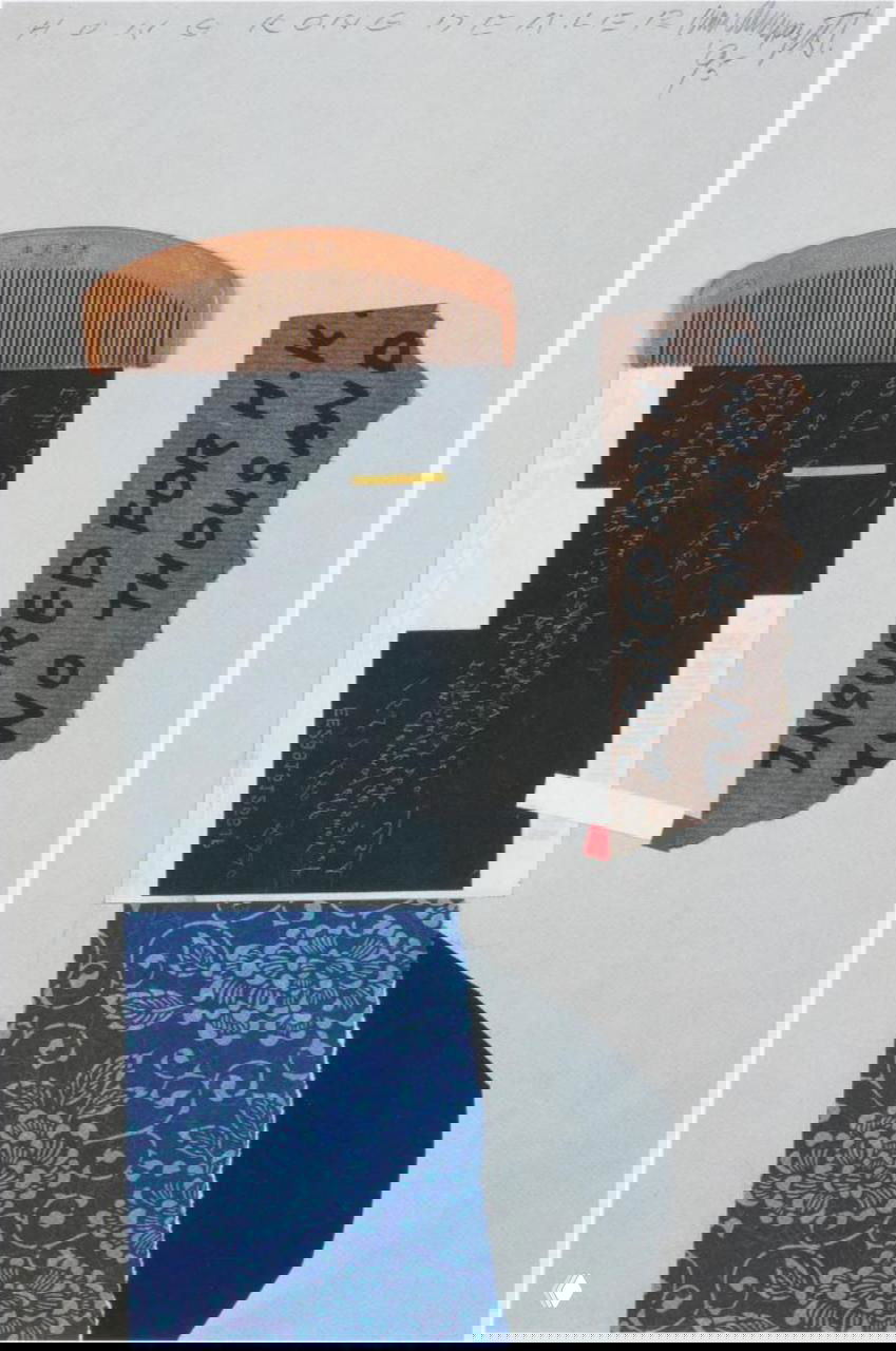 Вертикальный коллаж с расчёской, рукописной надписью на рваной бумаге и фрагментами документов, сочетание текстур и бытовых объектов