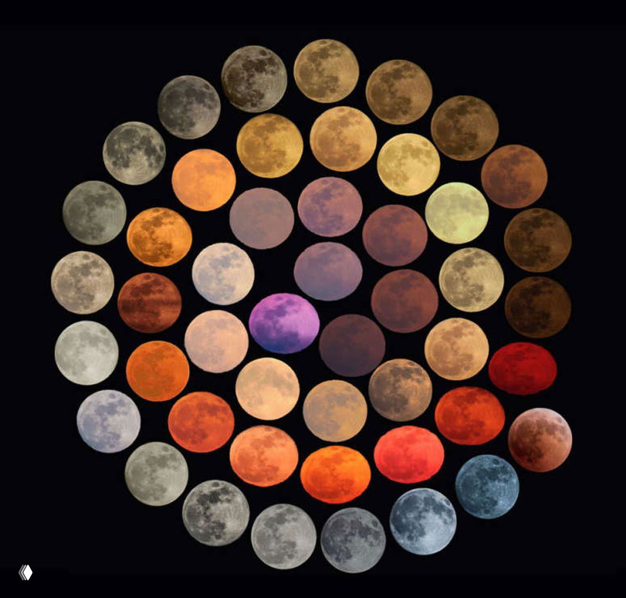 Подборка снимков полной Луны в разных оттенках — от голубого и зелёного до жёлтого и оранжево-красного, снятых в Италии за десять лет.