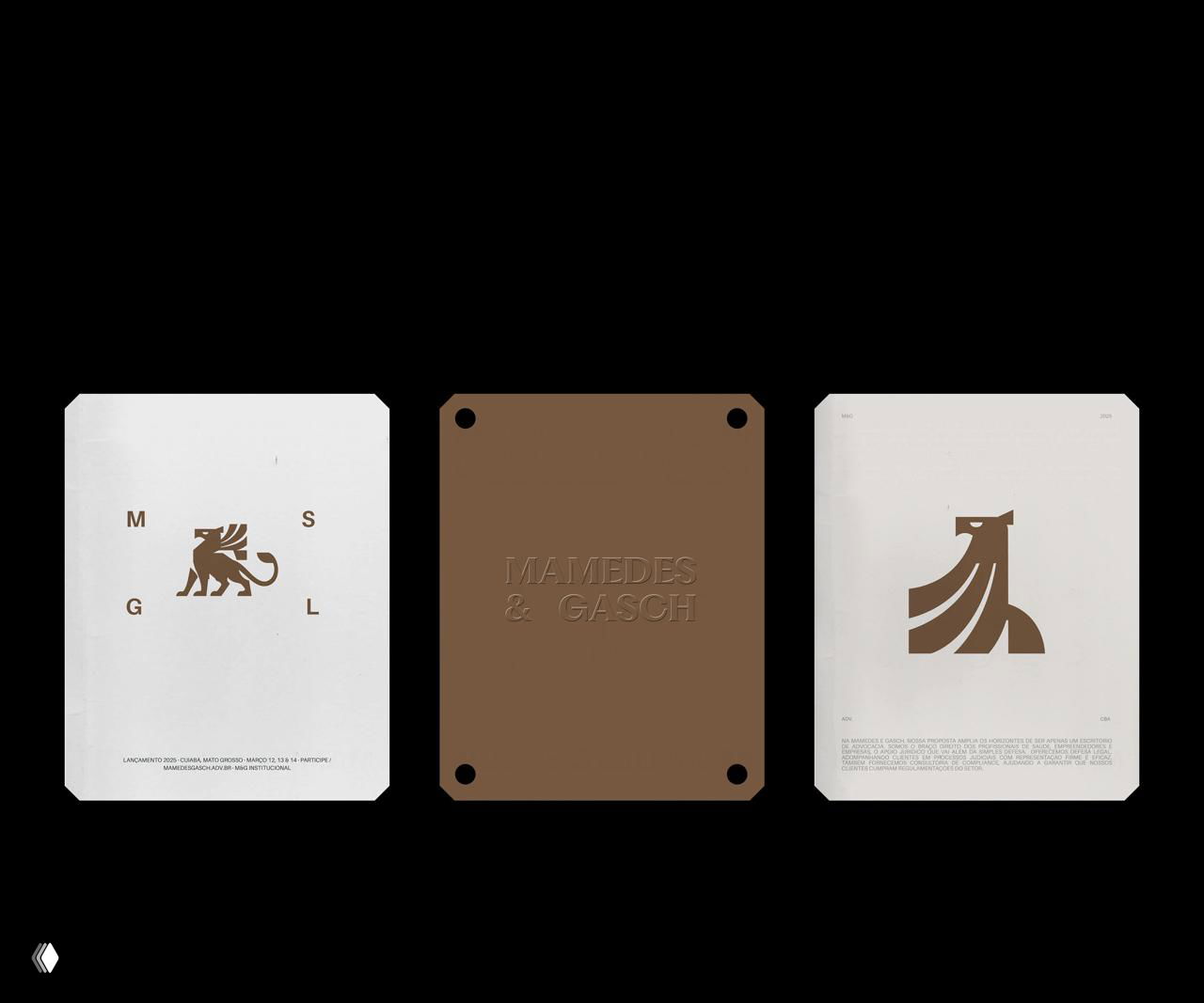 Три варианта печатных образцов и тиснёный логотип на коричневой пластине — примеры применения айдентики на носителях и упаковке.