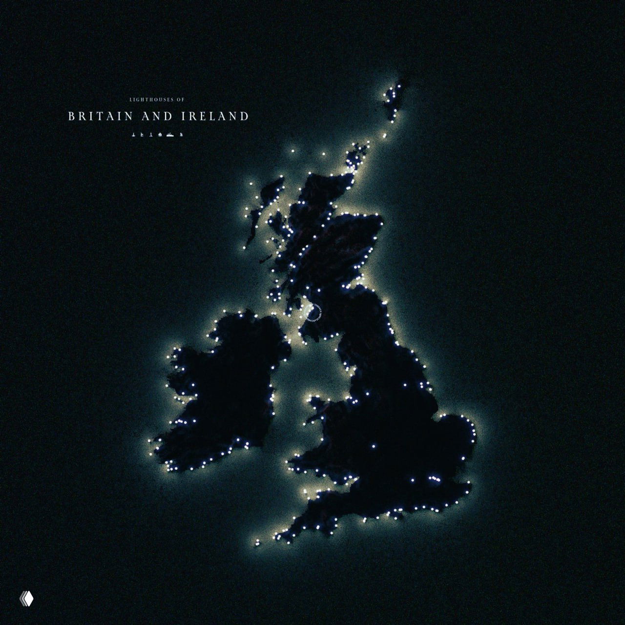 Карта Британии и Ирландии ночью: силуэты островов и множество мерцающих точек у берегов, каждая точка соответствует местоположению маяка.