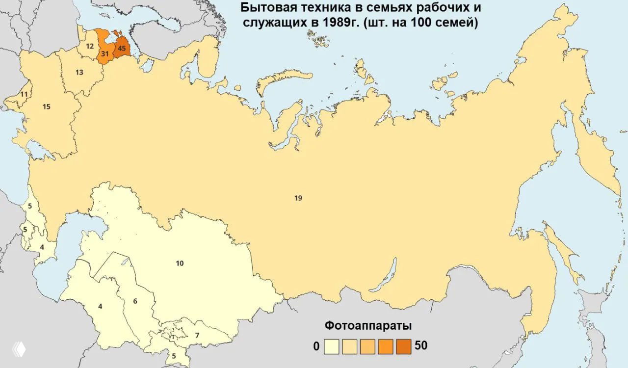 Карта СССР 1989 года с показателями распространённости фотоаппаратов по регионам: светлая шкала и численные подписи (шт. на 100 семей).