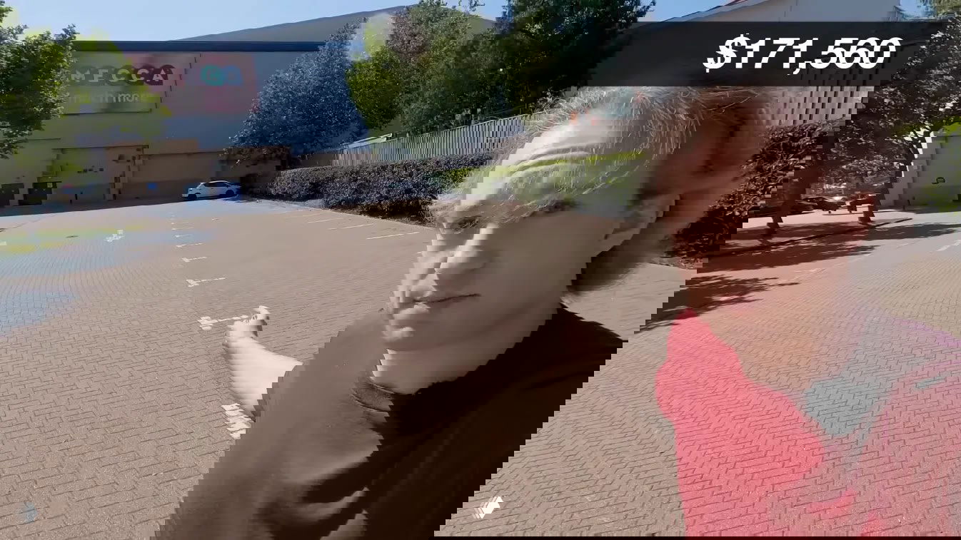 Том Скотт указывает на пустую парковку на солнечном дне; в правом верхнем углу виден наложенный счётчик суммы $171,560, автор объясняет дистанцию стопки денег.