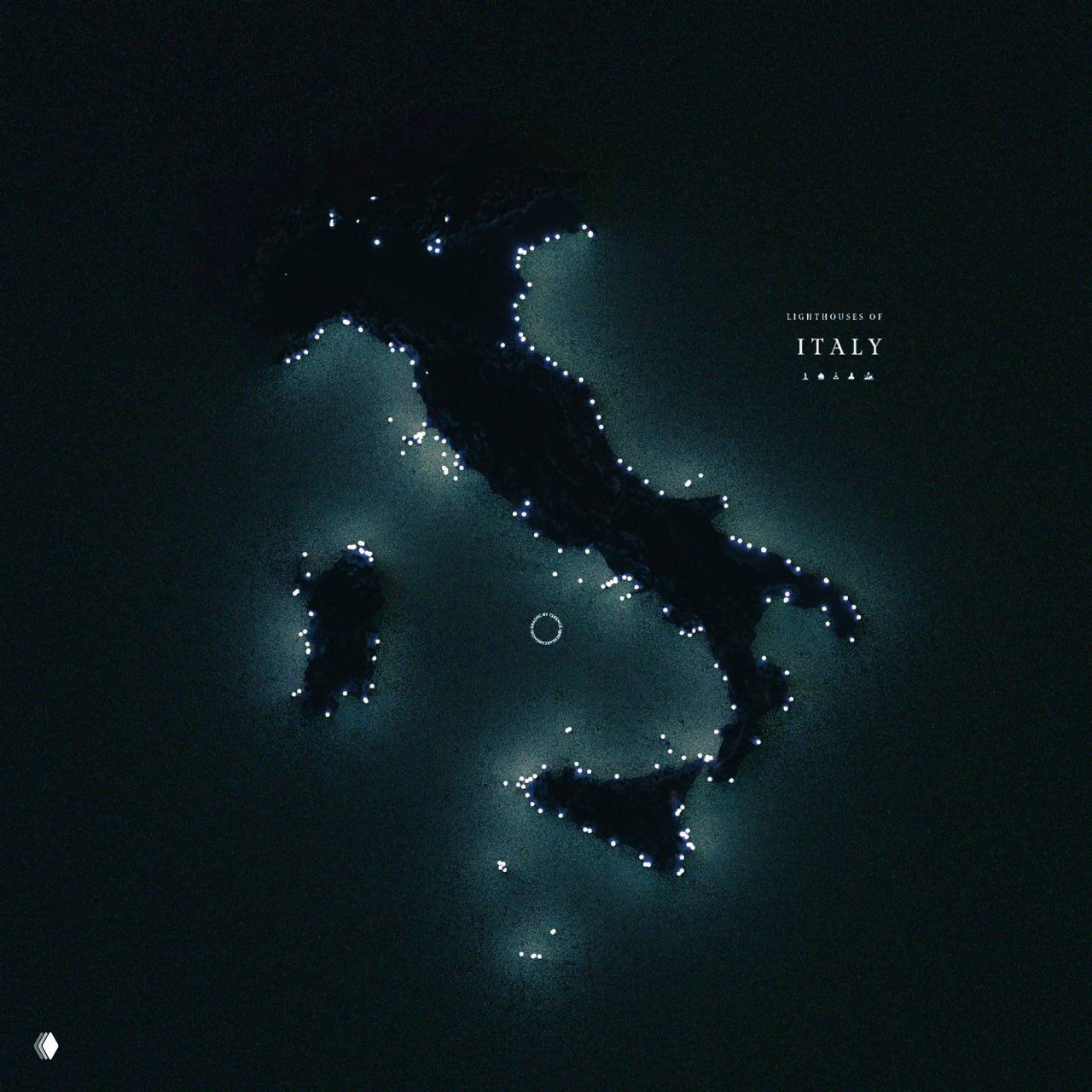 Карта Италии ночью с выделенными светящимися точками маяков: Аппенинский полуостров и острова подсвечены по берегам на тёмном фоне моря.