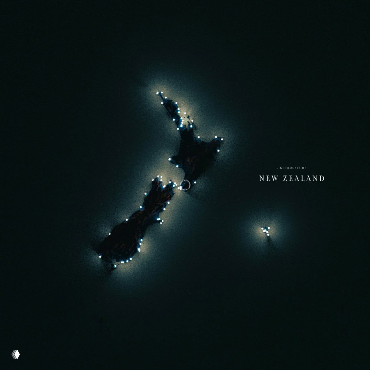 Карта Новой Зеландии и близлежащих островов ночью: светящиеся точки у берегов, обозначающие маяки, на тёмном фоне океана в картографическом стиле.