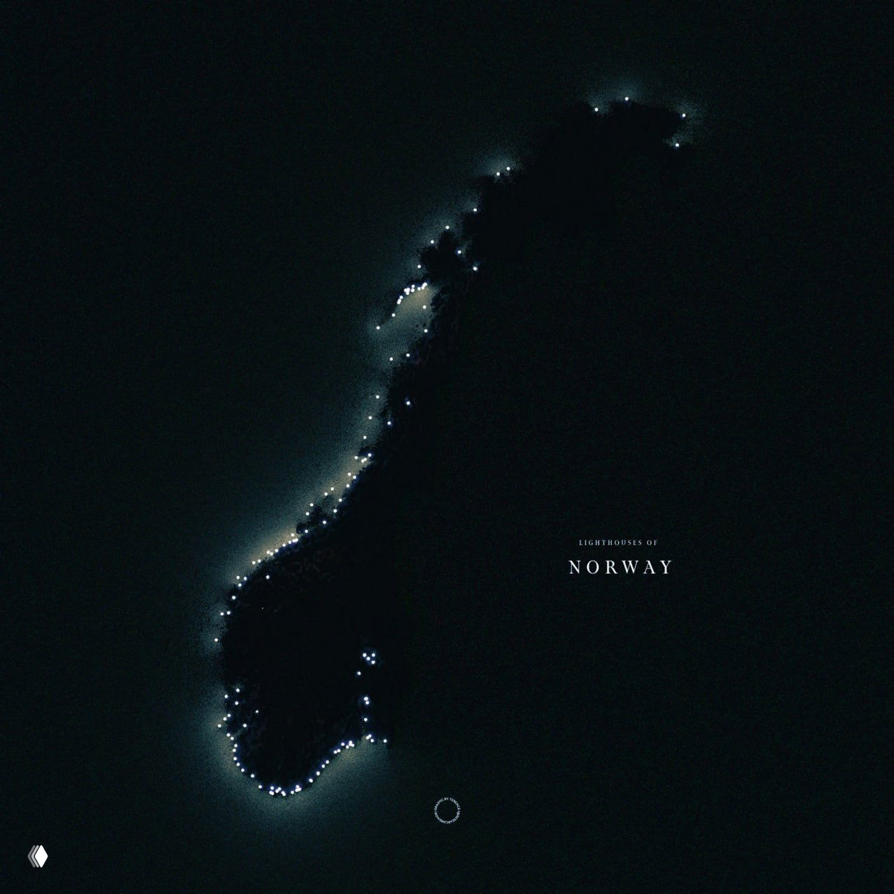 Норвежское побережье ночью: вытянутый силуэт страны и компактные световые метки маяков вдоль фьордов и береговой линии на тёмном фоне.