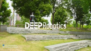 Фото с логотипом DEEProbotics на фоне парковой сцены: каменные ступени, скульптура и деревья; иллюстрация к соревнованию человекоподобных роботов.