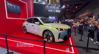BMW iX3 Flow Edition на стенде Computex 2026 в Тайбэе: серийный автомобиль с электронными чернилами и публикой вокруг демонстрационной зоны.