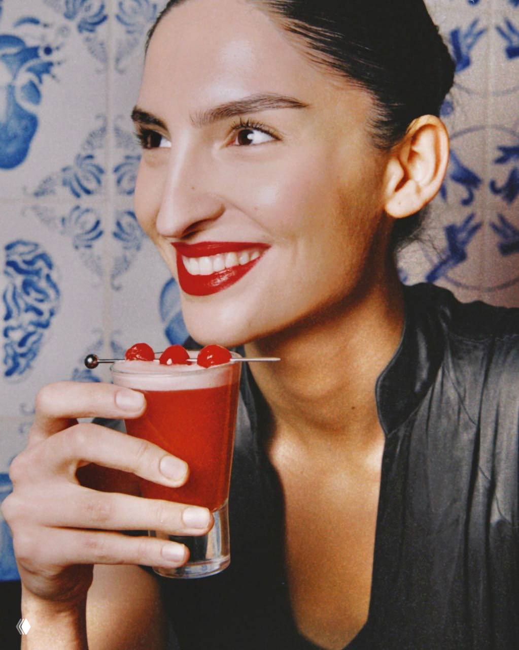 Портрет посетительницы с ярким красным коктейлем в руках, улыбка и праздничный антураж бара WU SHU в кадре, атмосфера праздника.