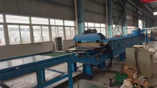 Внутри промышленного цеха показана линия прокатки стального оцинкованного профнастила конфигурации С8: стан, рольганг, заготовки и оборудование.