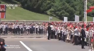 Превью видеокадра: Си Цзиньпин на встрече на открытой площадке, толпа с флагами на заднем плане, логотип CCTV виден.