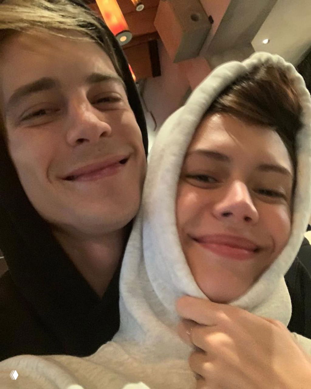 Селфи Ивана Янковского с близким человеком в тёплой неформальной обстановке, крупный кадр с расслабленными улыбками.