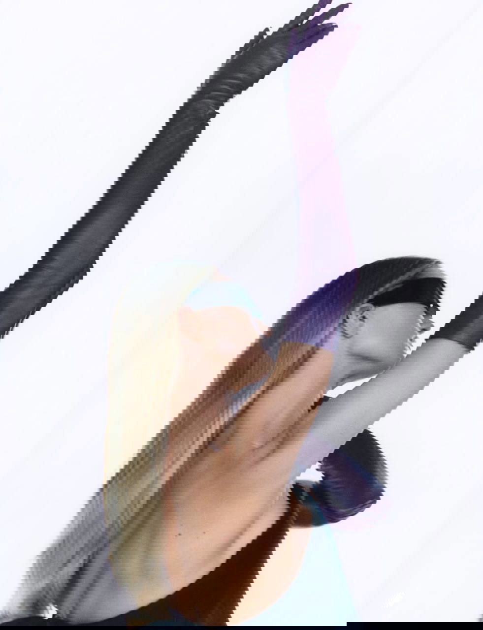 Экспрессивный кадр с моделью в длинных перчатках и закрытыми глазами, динамичная поза на светлом фоне для модного разворота.