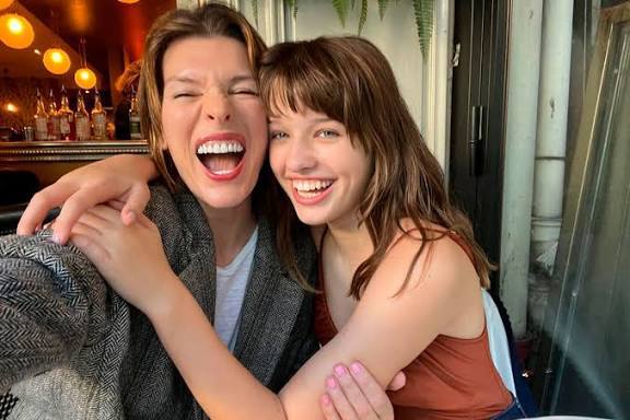 Милла Йовович поздравила старшую дочь Эвер с 18-летием