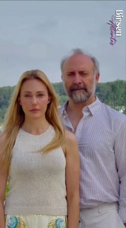 Мерьем Узерли и Халит Эргенч на съёмках постера: актёры позируют на фоне зелёного пейзажа и воды для фильма «Весна на Имрозе».