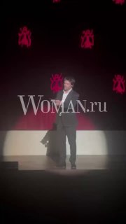 Данила Козловский на сцене кинотеатра «Художественный» во время вечернего ивента «Ночь с Данилой Козловским», тёмная сцена и проекция на заднике.