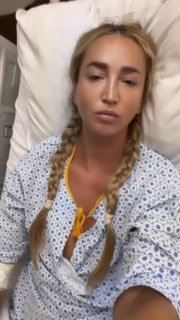Женщина в больничной рубашке с косами лежит в палате, вертикальное портретное селфи, съёмка после операции в медицинской обстановке.