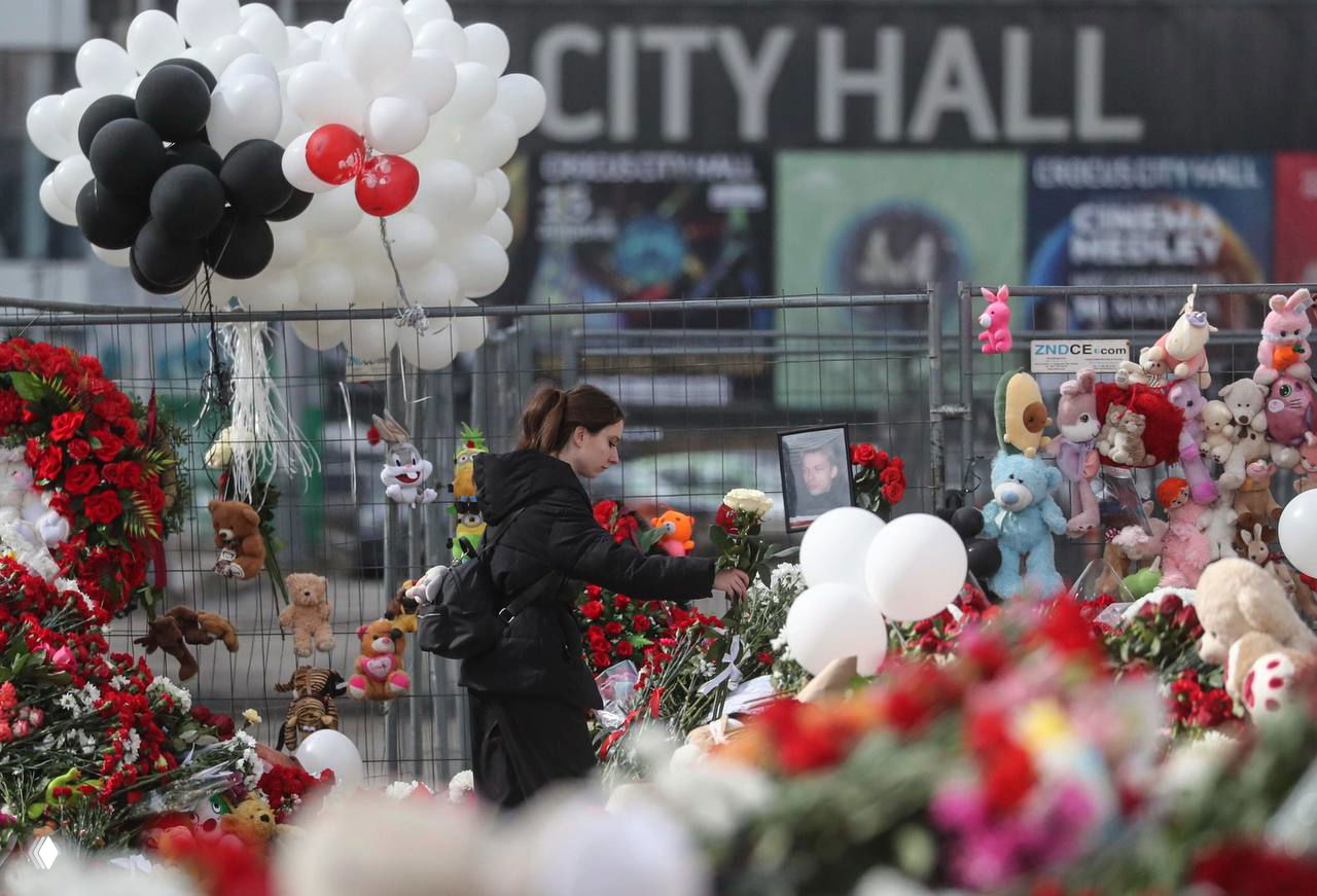 Мемориал с сотнями цветов, воздушными шарами и мягкими игрушками: люди возлагают цветы и вспоминают погибших в трагедии